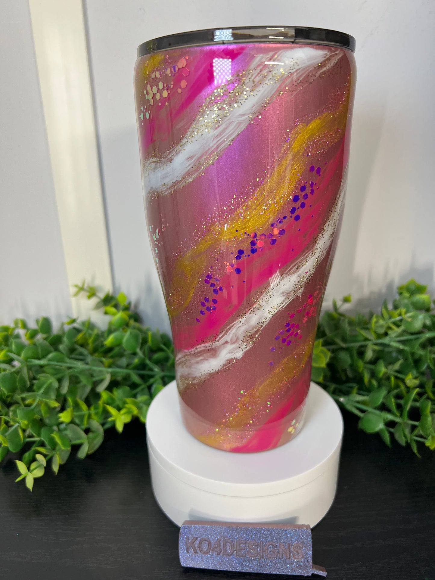 30oz modern curve - pink/gold/white with color shift glitter